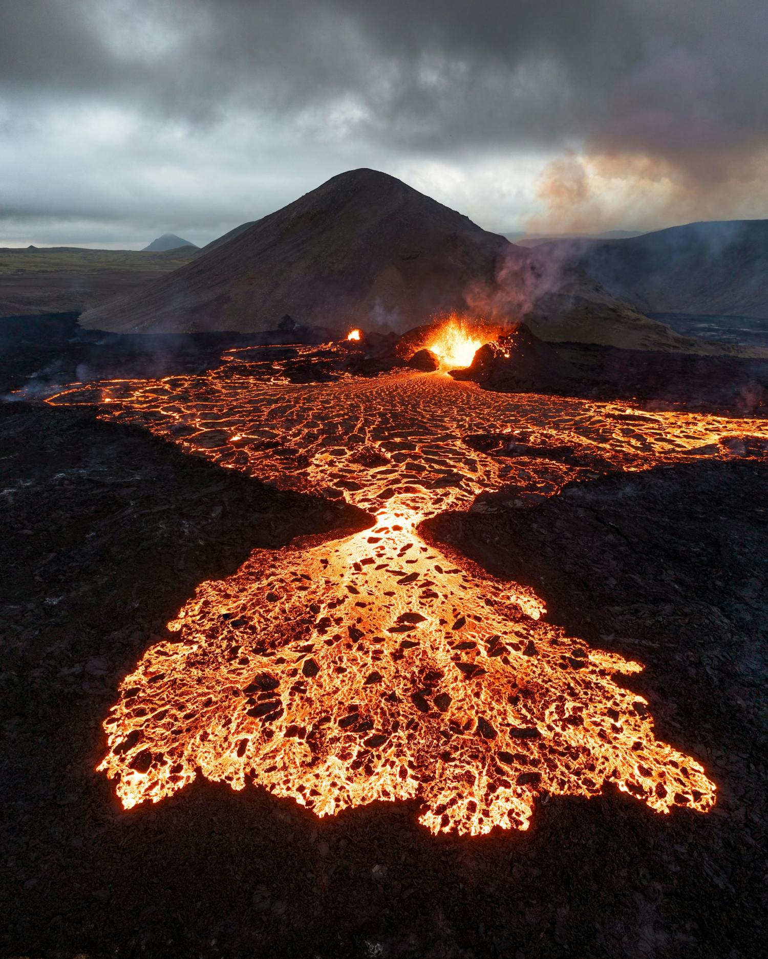volcano aerial drone iceland landscape photography lava flow epic mads peter iversen 2 Laavaa Fagradalsfjall-tulivuorella